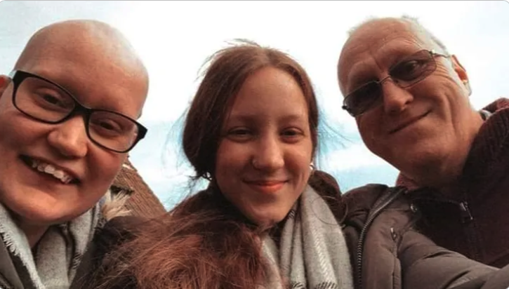 Annie Kingdon (centre) with her sister Becky and father Stephen.