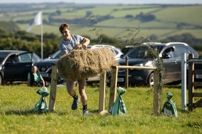 Moving a bale of hay in the inter-hunt relay