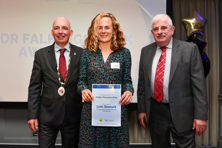 Dietitian Leah Seamark carries off prestigious national award (1).JPG